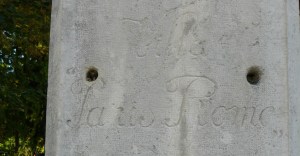 Gravé sur le pilier