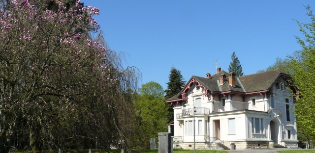 La villa Roland, avenue des Thermes à Divonne-les-Bains en avril 2015