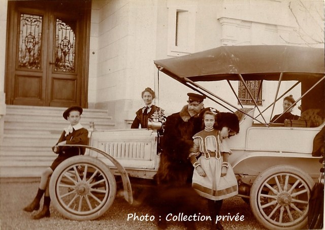 Le beau-frère du Dr François Roland (mari de la soeur de sa première épouse) Emile Charbonnier, ingénieur cantonal de Genève pose ici en compagnie de ses enfants et de son épouse devant la villa Roland. 