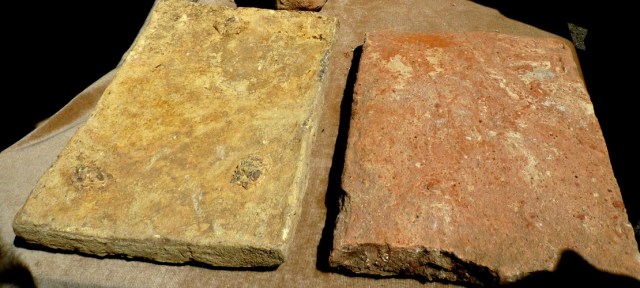 Dalles de terre cuite qui recouvraient le fond de l'aqueduc.