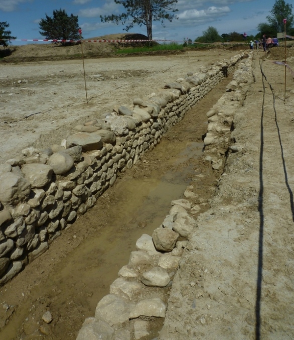 L'aqueduc rue René Vidart à Divonne - Chantier de l'Oppidum - 9 mai 2015. Cette photo peut prêter à confusion : bien comprendre que l'aqueduc construit par les Romains était recouvert d'une voûte et enterré sur tout son parcours.
