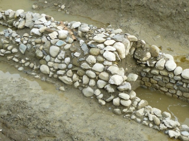 Chantier La Petite Prairie (Nyon) - Présentation de l'aqueduc au public. 2013.