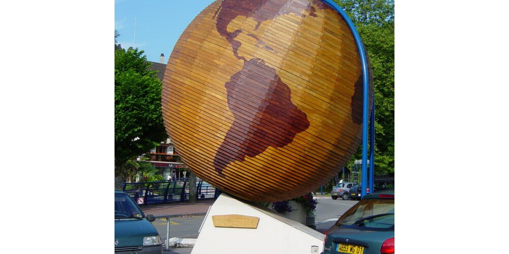Globe terrestre en bois de chêne, place du globe, à Divonne-les-Bains.